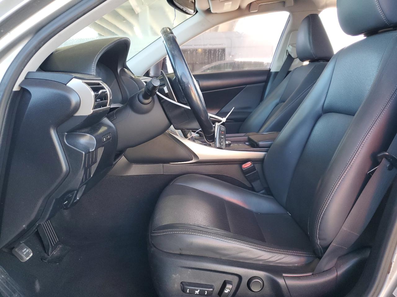 2016 Lexus IS - Image 7