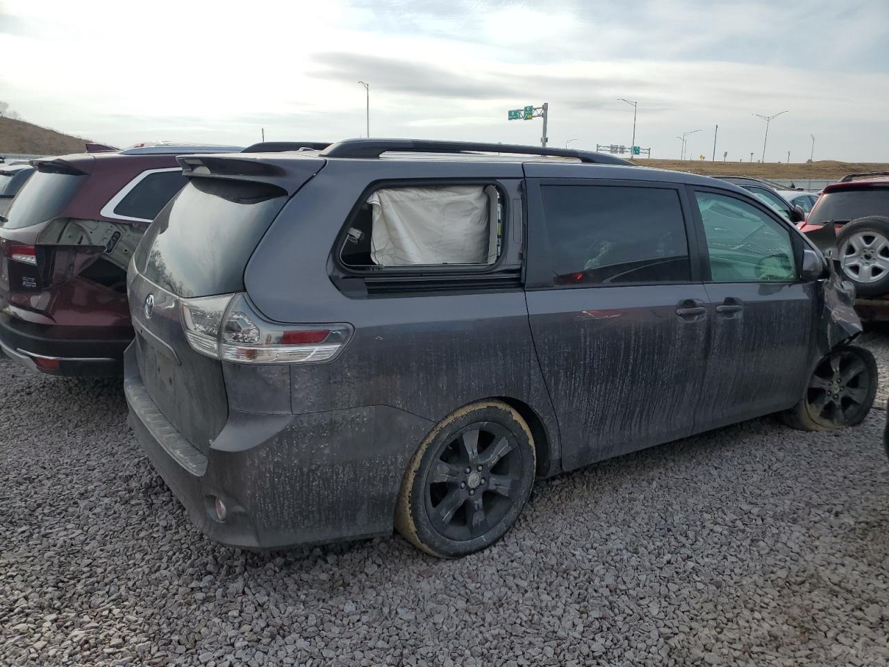 2011 Toyota Sienna - Image 3