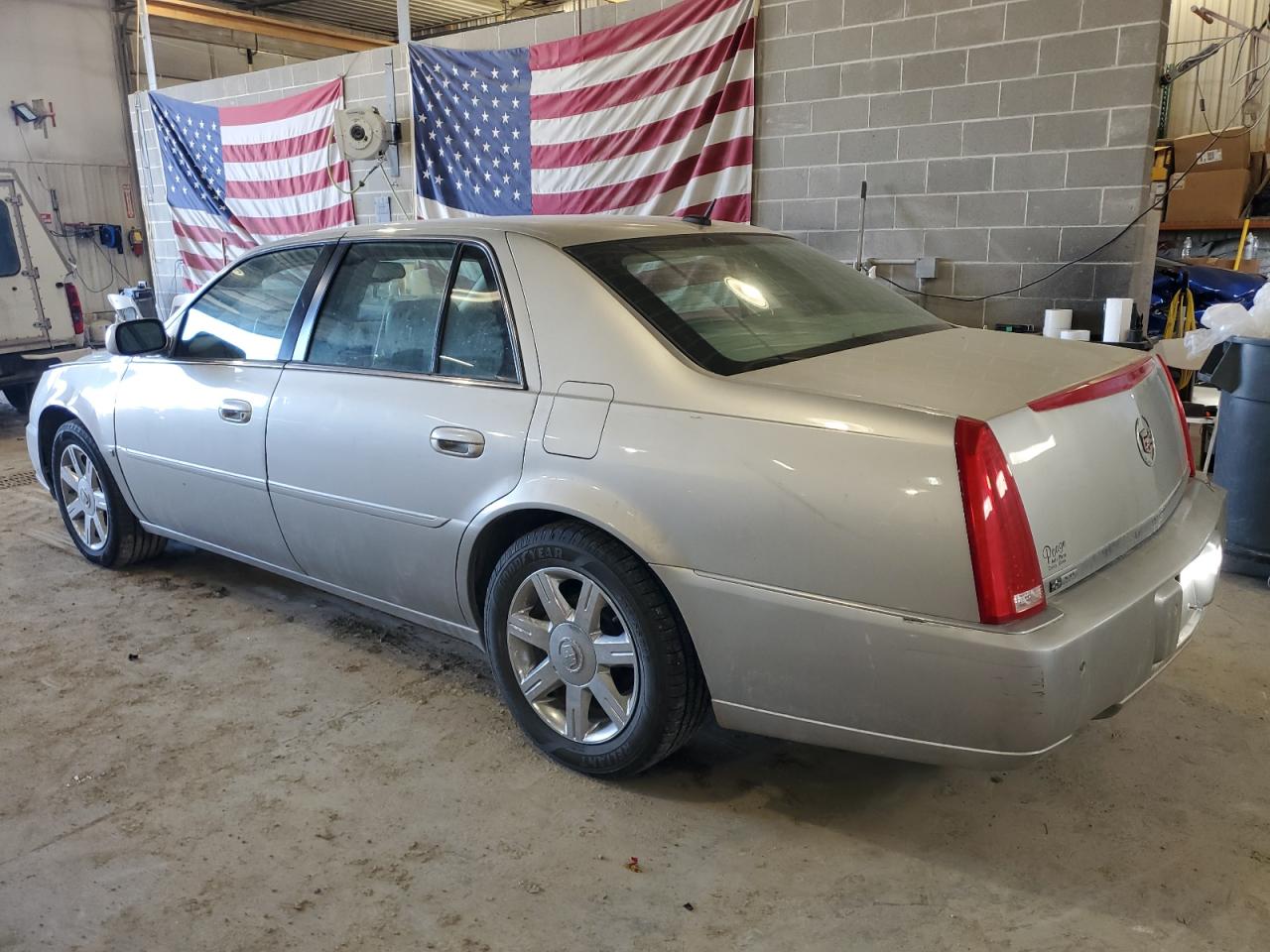 2006 Cadillac DTS - Image 2