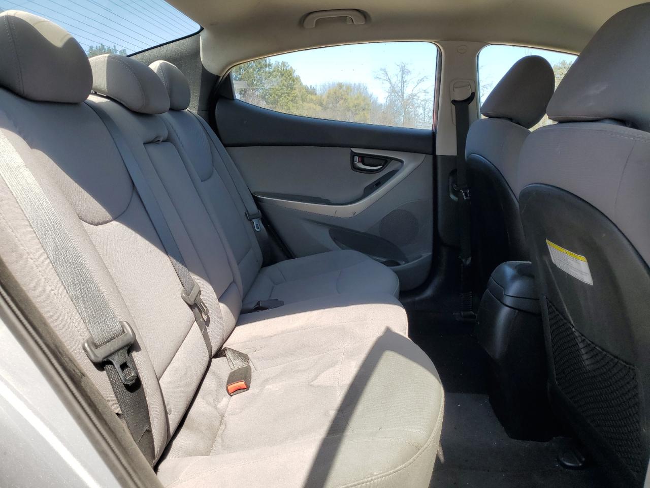 2016 Hyundai Elantra - Image 10