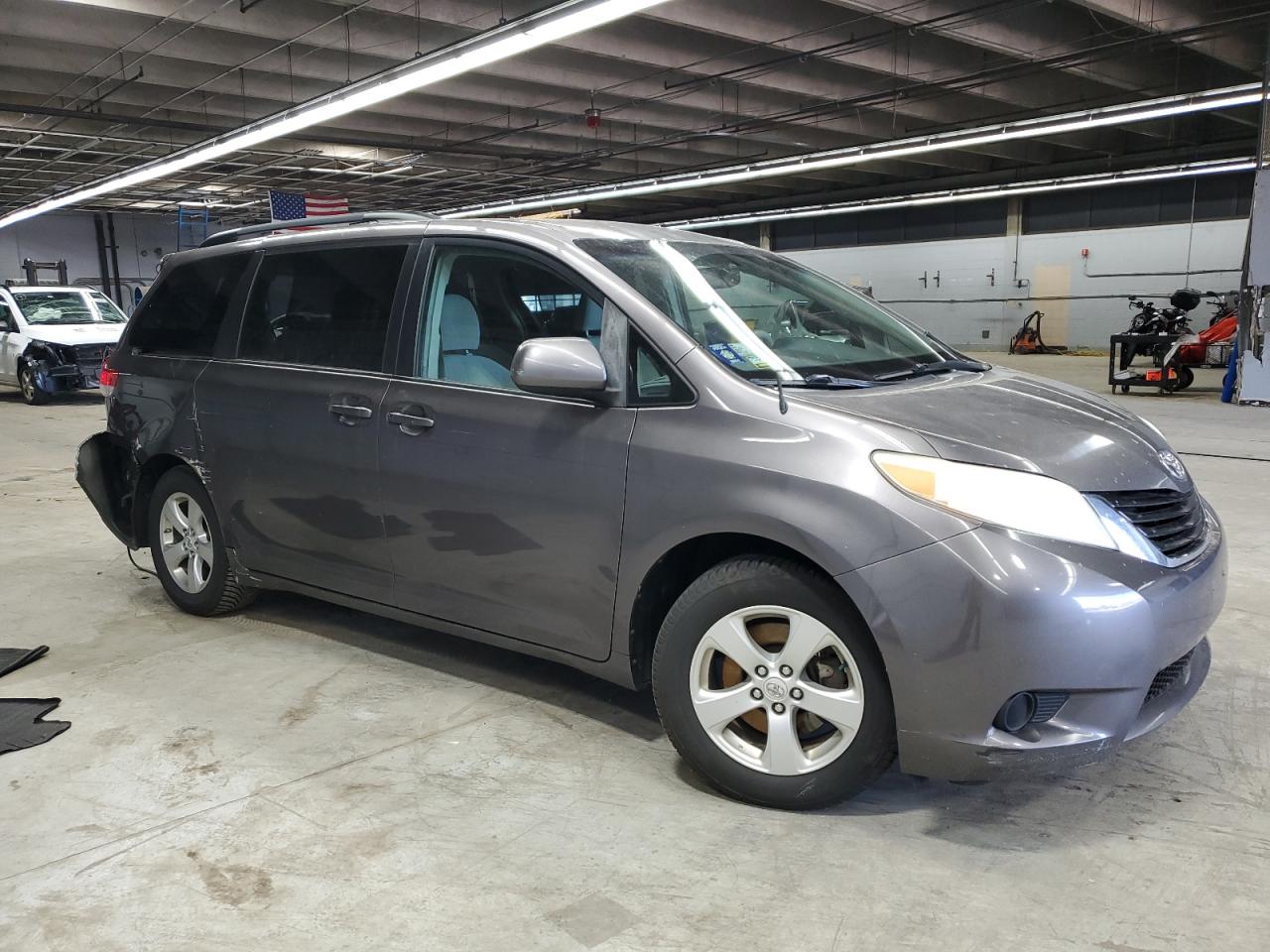 2011 Toyota Sienna - Image 4