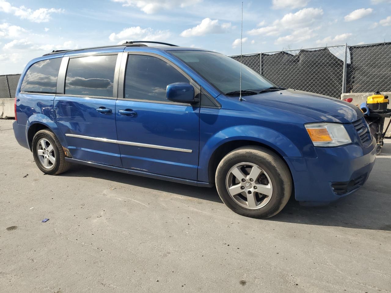 2010 Dodge Caravan - Image 4