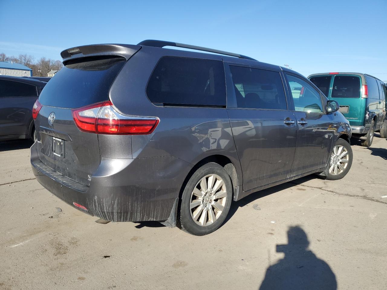 2017 Toyota Sienna - Image 3