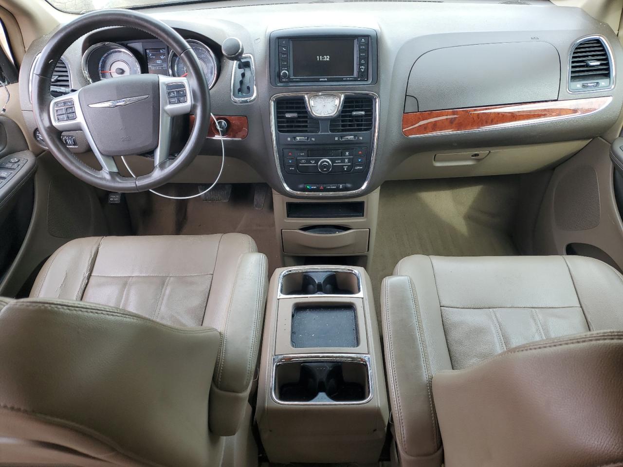 2013 Chrysler Town & Country - Image 8