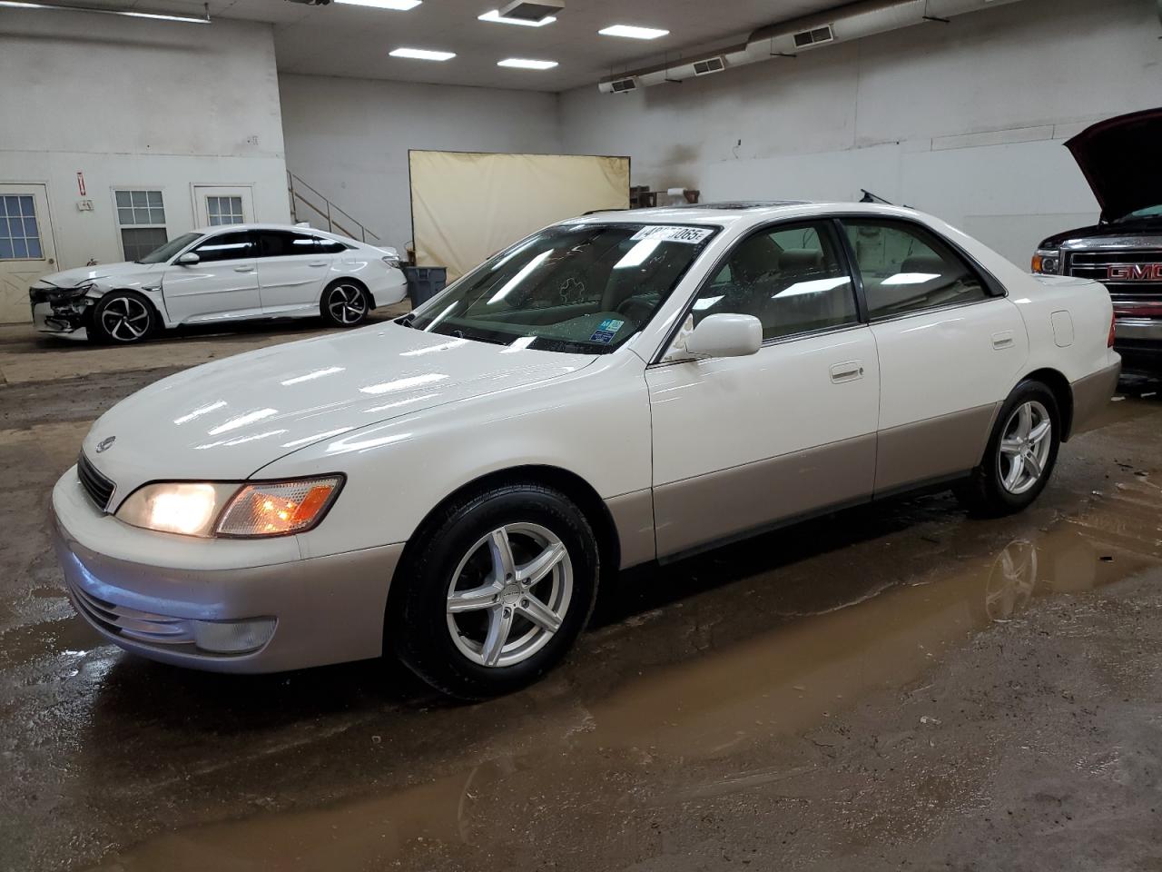 1999 Lexus ES - Image 1