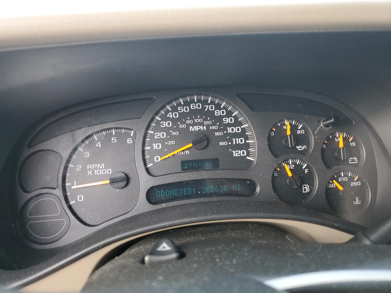 2004 Chevrolet Suburban - Image 9