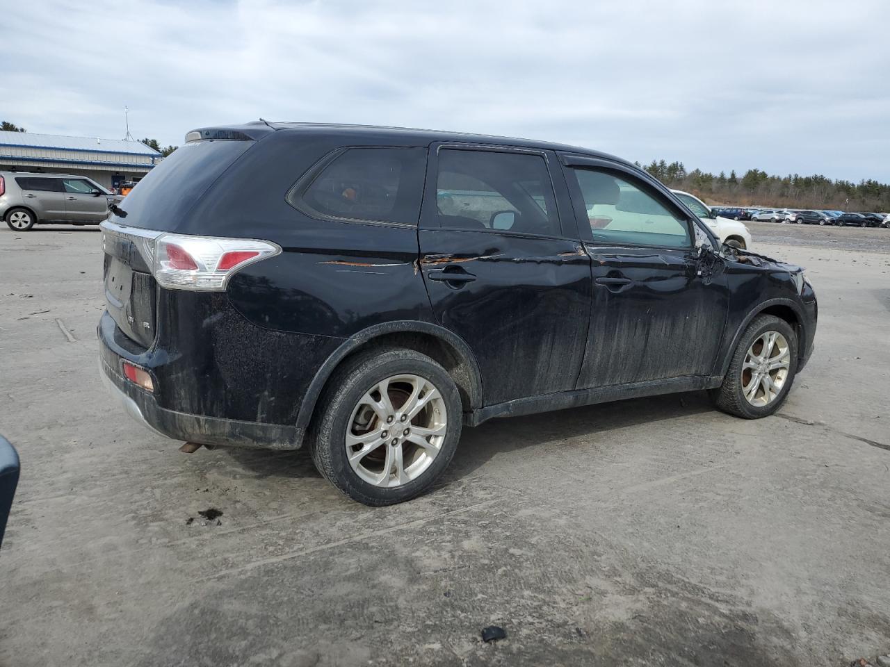2015 Mitsubishi Outlander - Image 3