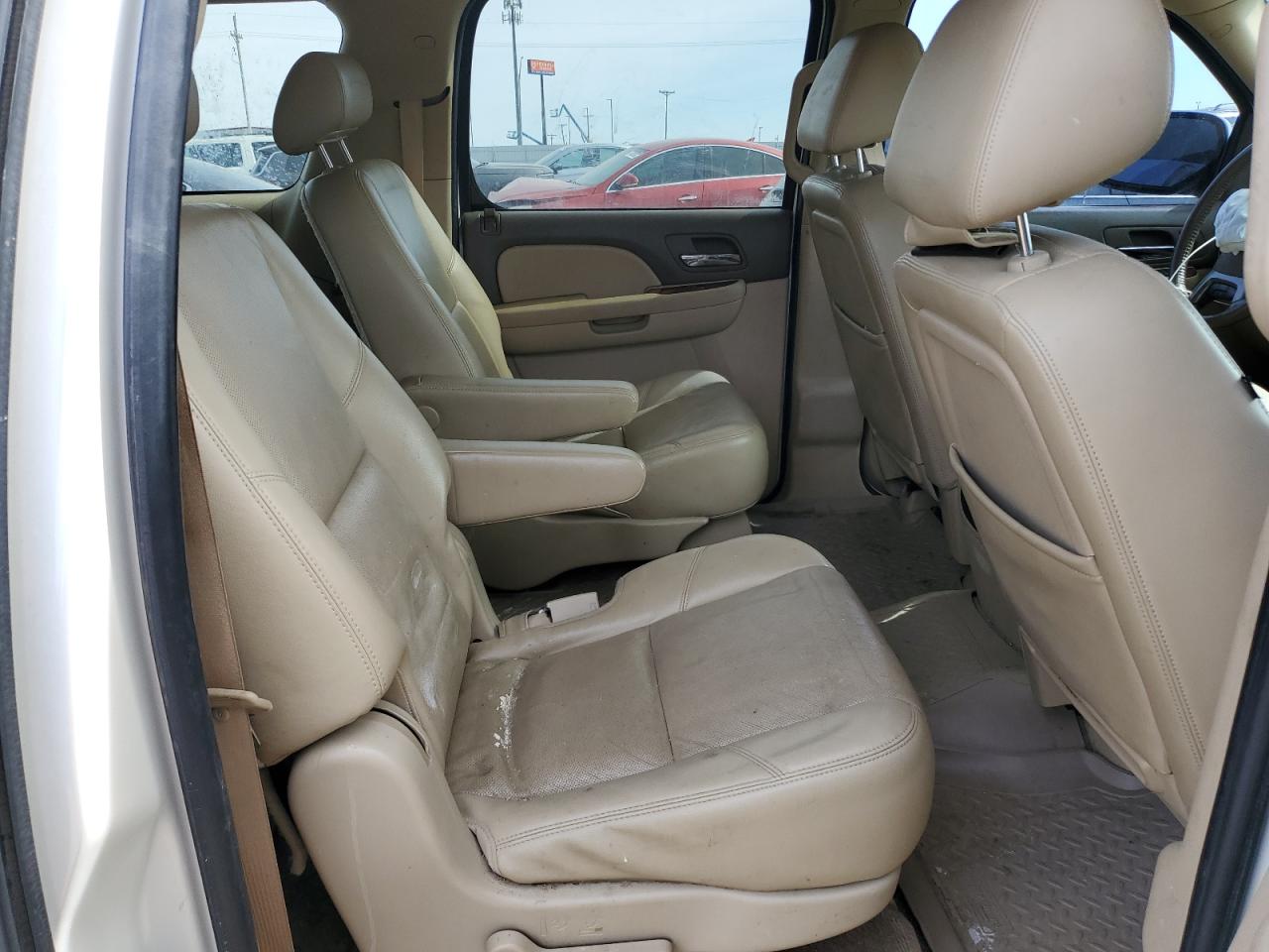 2010 Chevrolet Suburban - Image 11