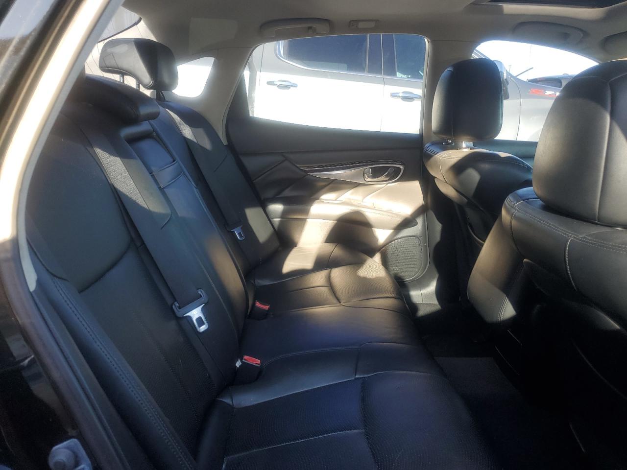 2011 Infiniti M - Image 10