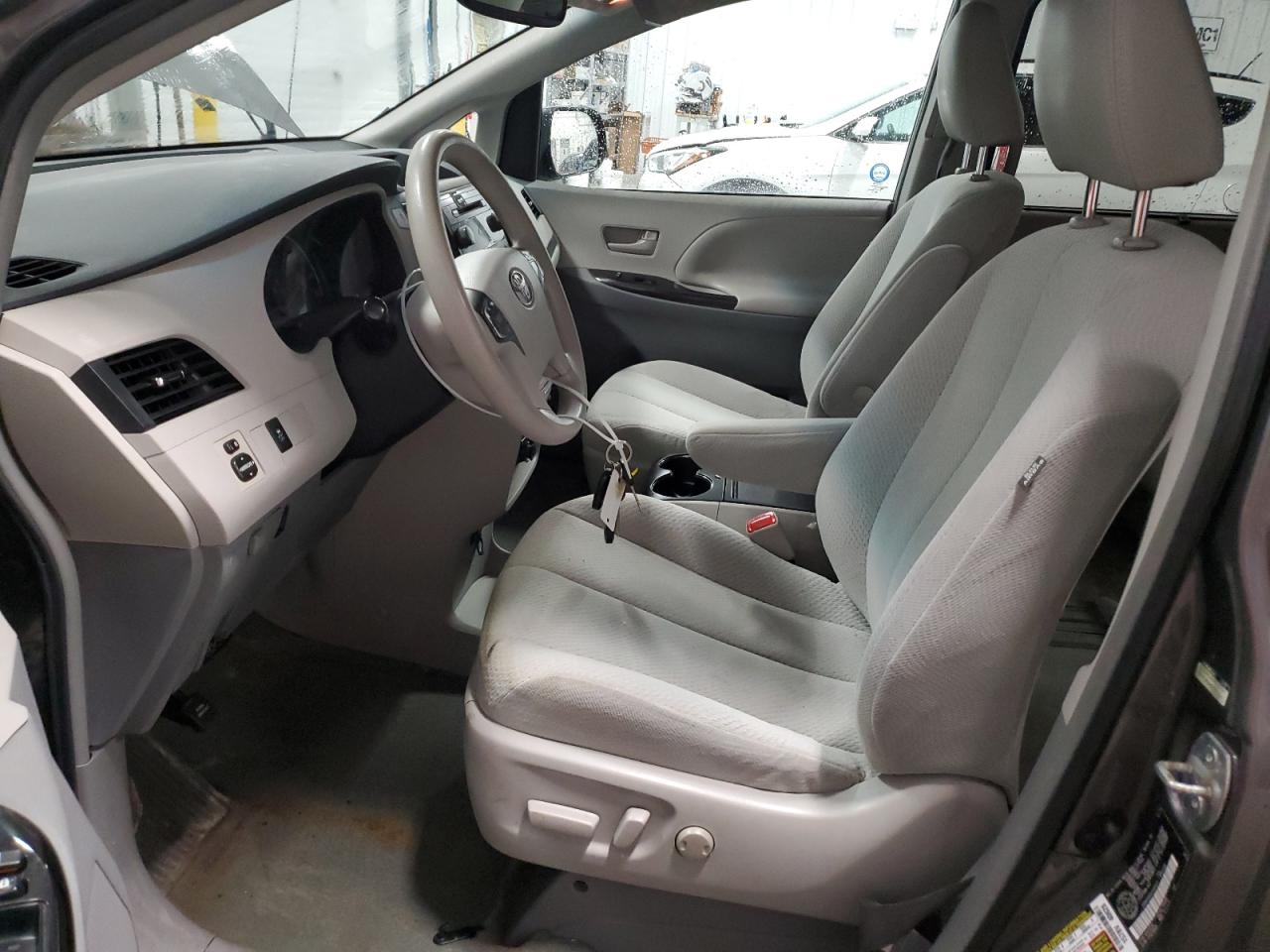 2012 Toyota Sienna - Image 7