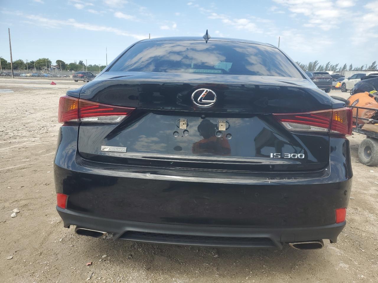 2019 Lexus IS - Image 6