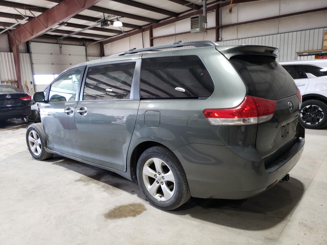 2013 Toyota Sienna - Image 2