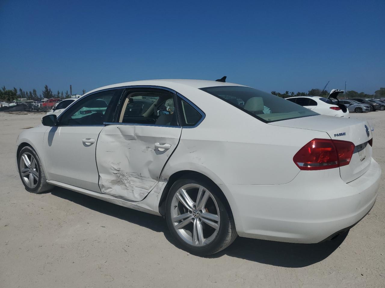2015 Volkswagen Passat - Image 2