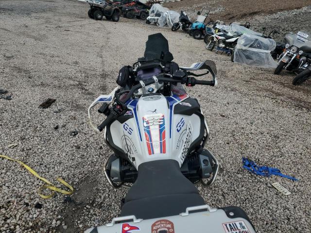  BMW R-SERIES 2022 Красный