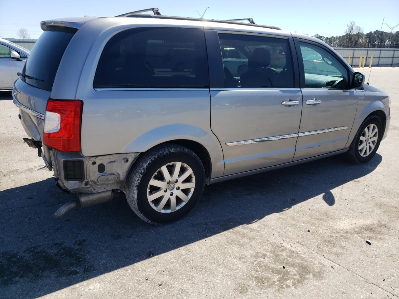 2016 Chrysler Town & Country - Image 3