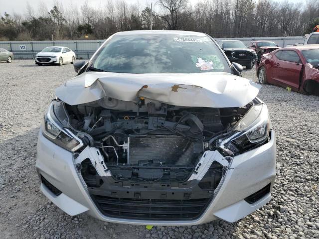  NISSAN VERSA 2021 Srebrny