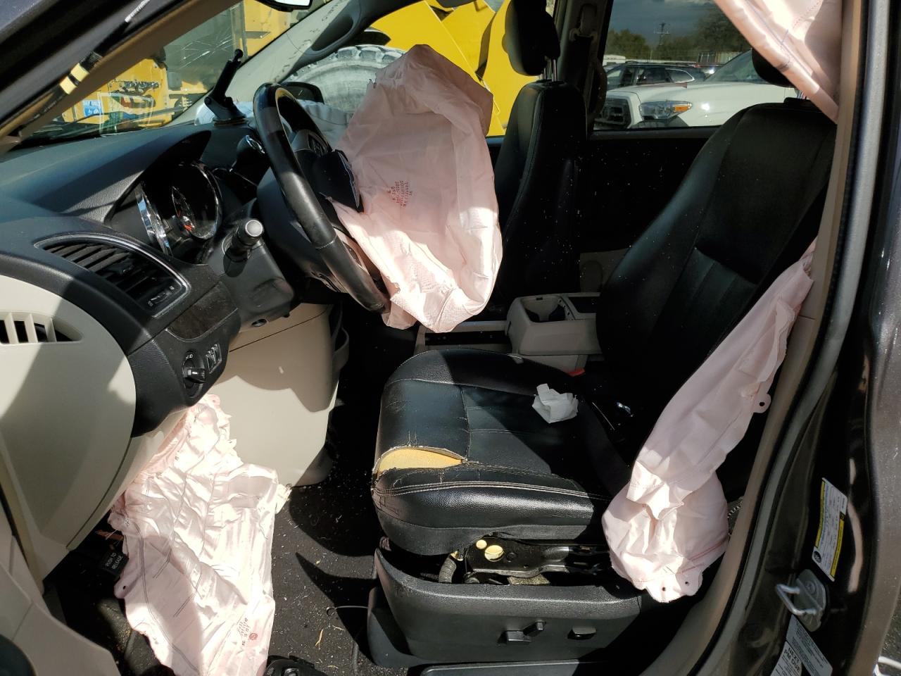 2016 Chrysler Town & Country - Image 7