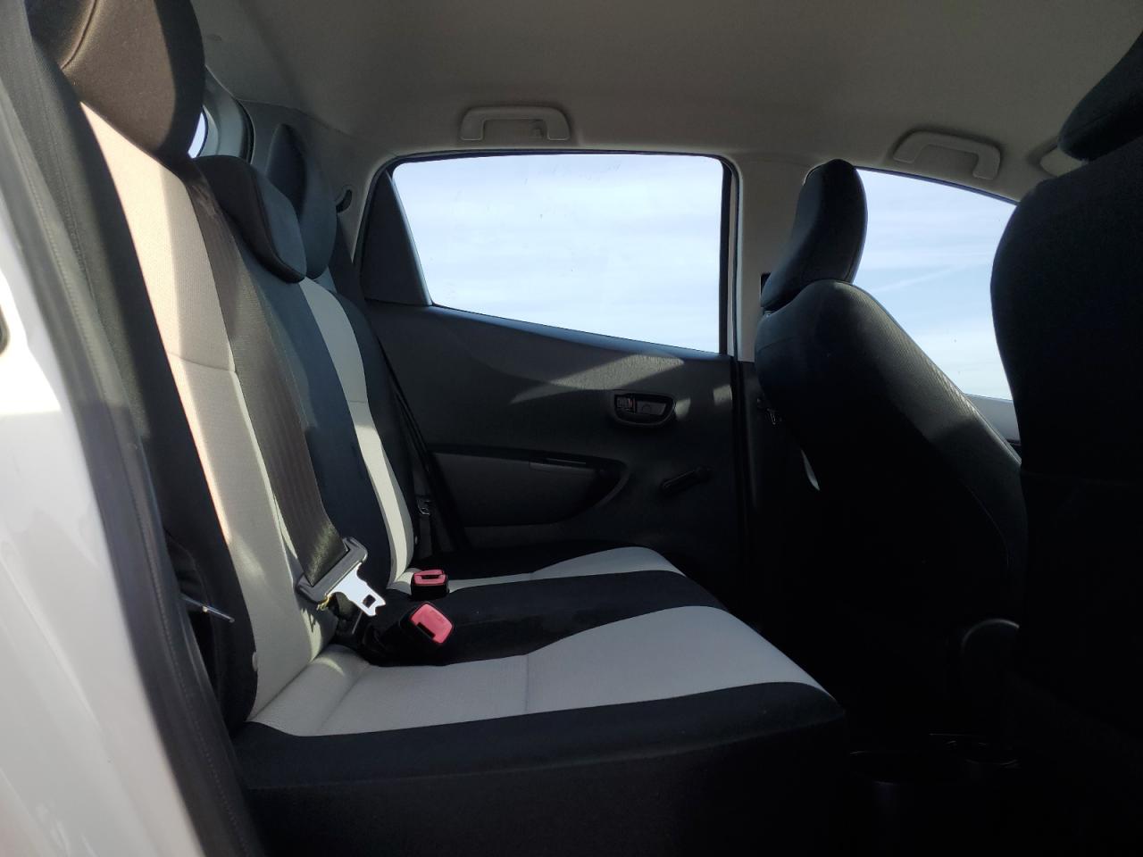 2012 Toyota Yaris - Image 11
