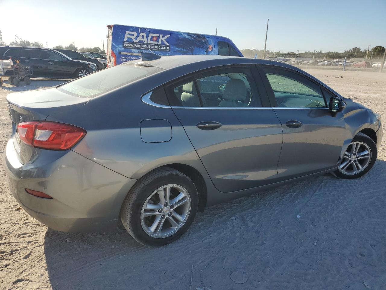 2018 Chevrolet Cruze - Image 3