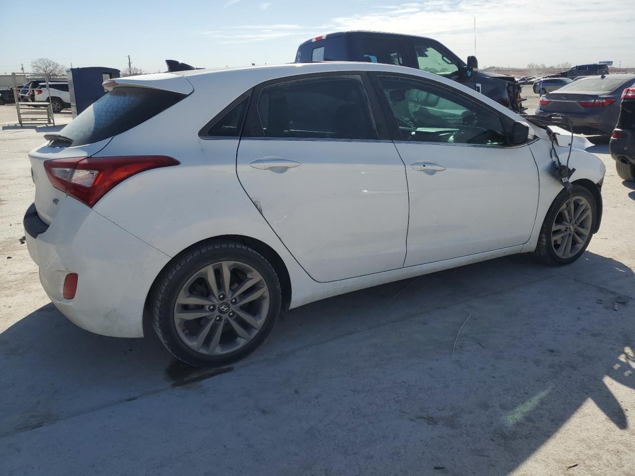 2016 Hyundai Elantra - Image 3