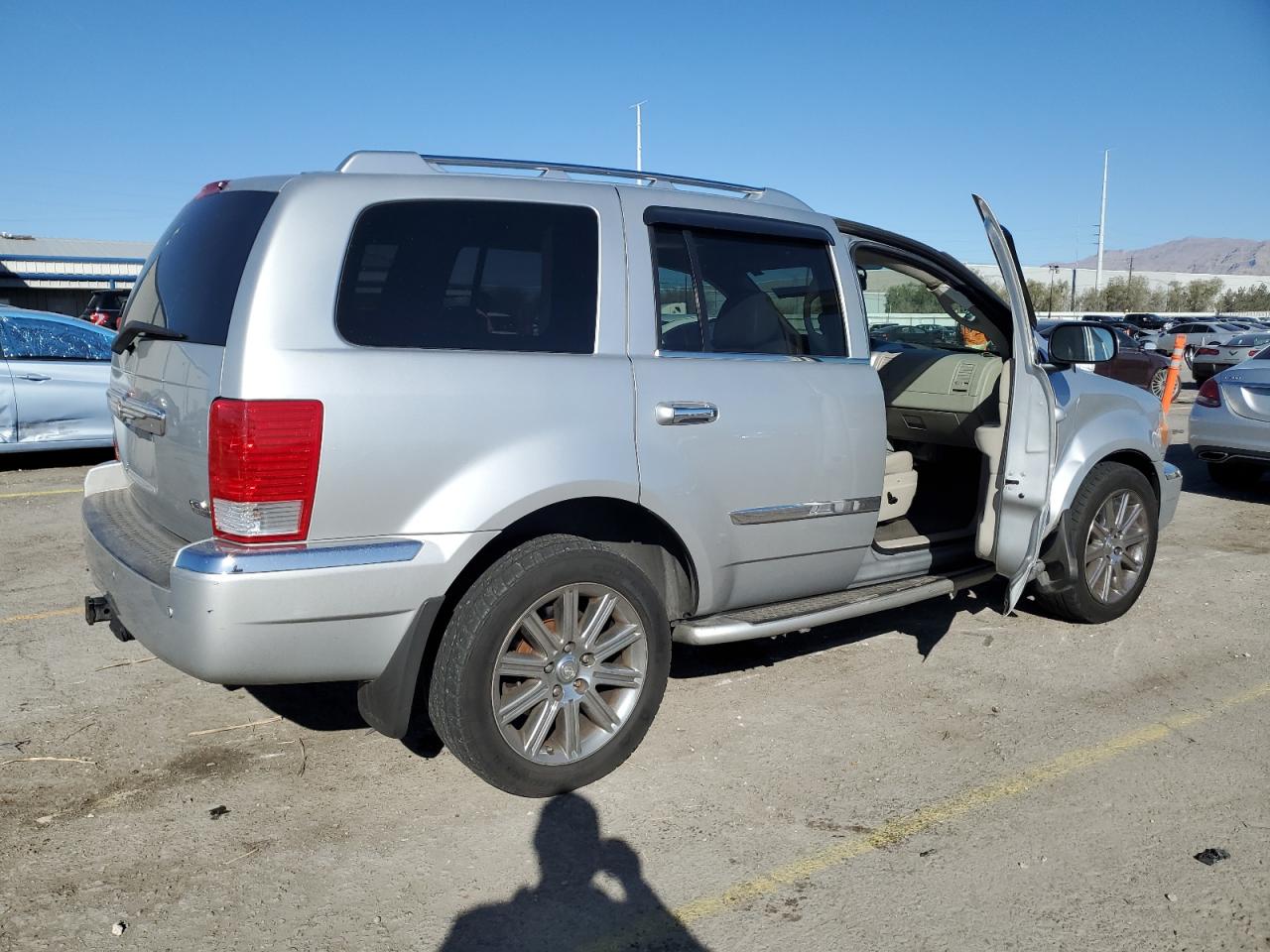 2008 Chrysler Aspen - Image 3