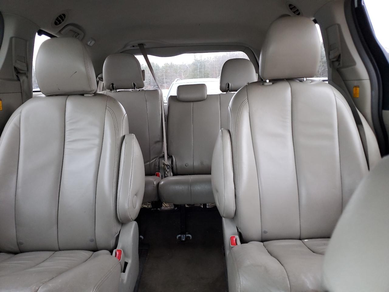 2013 Toyota Sienna - Image 10