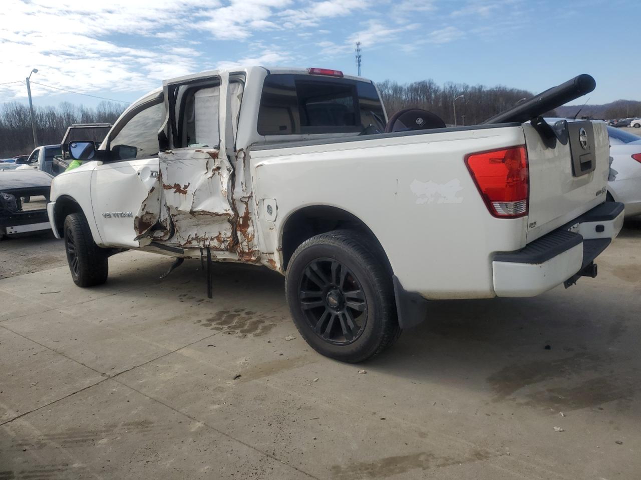 2010 Nissan Titan - Image 2