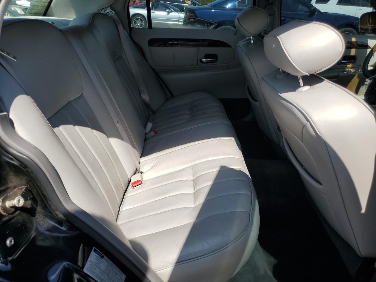 1998 Lincoln Town Car - Image 10