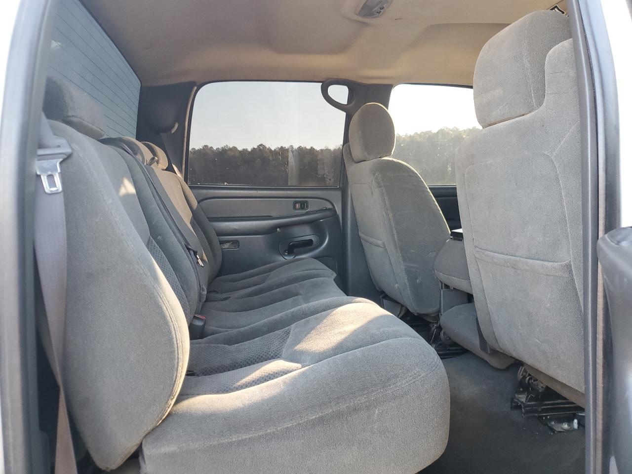 2004 Chevrolet Silverado - Image 10