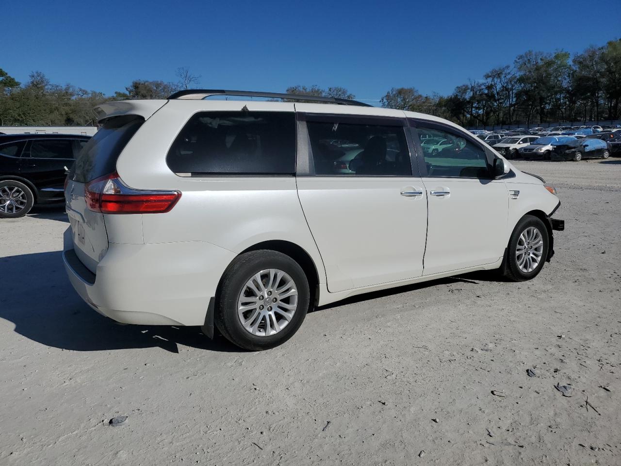 2017 Toyota Sienna - Image 3