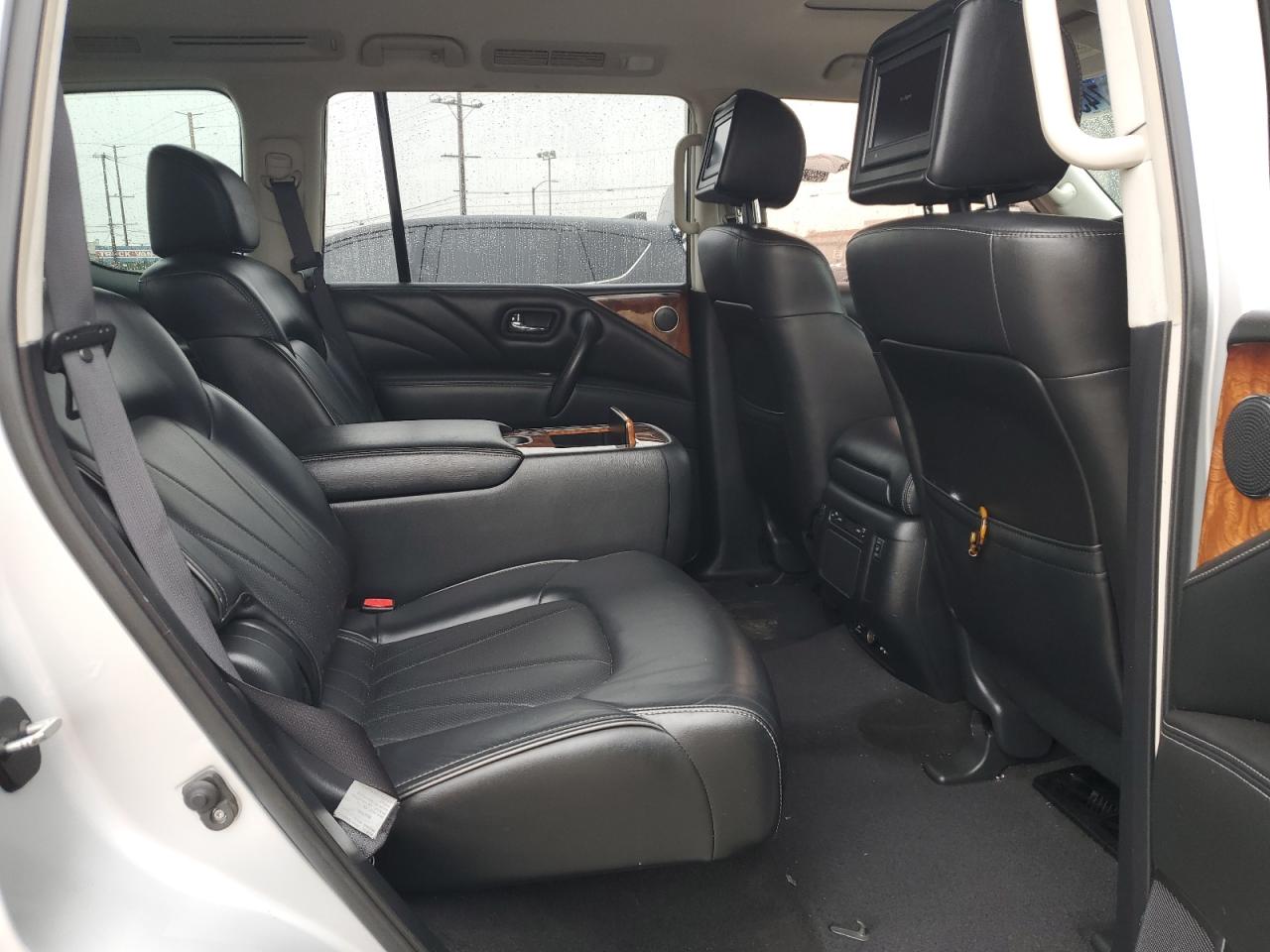 2017 Infiniti QX80 - Image 12