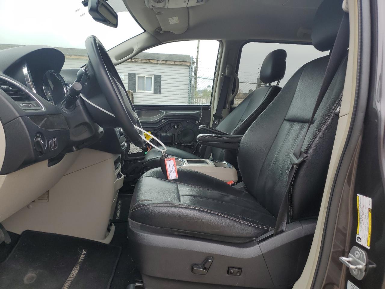 2016 Chrysler Town & Country - Image 7