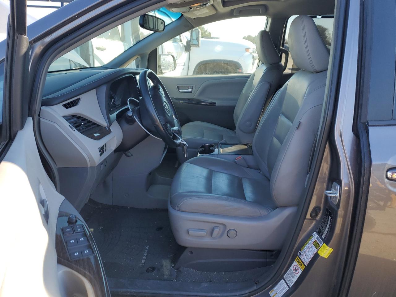 2017 Toyota Sienna - Image 7