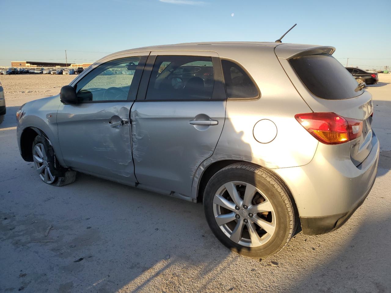 2015 Mitsubishi Outlander - Image 2