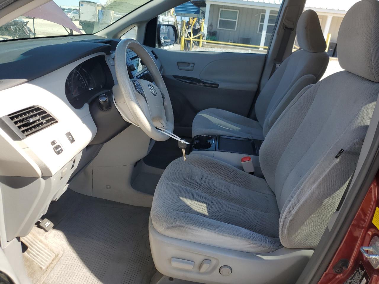 2011 Toyota Sienna - Image 7