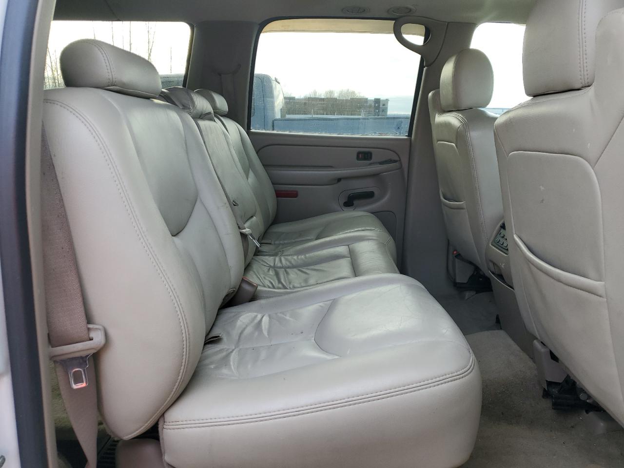 2004 Chevrolet Suburban - Image 11