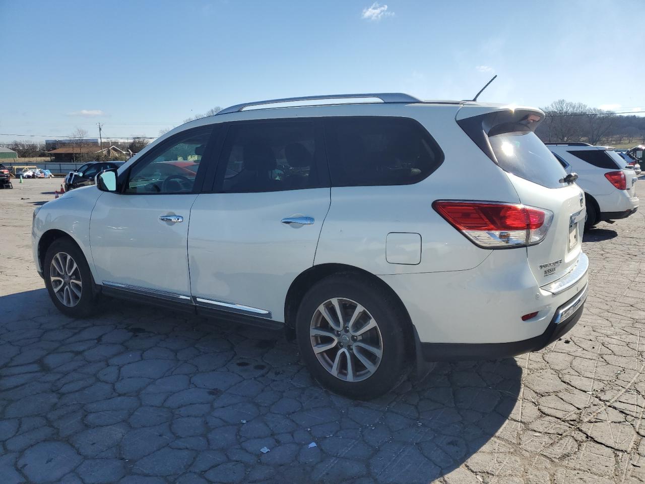 2015 Nissan Pathfinder - Image 2