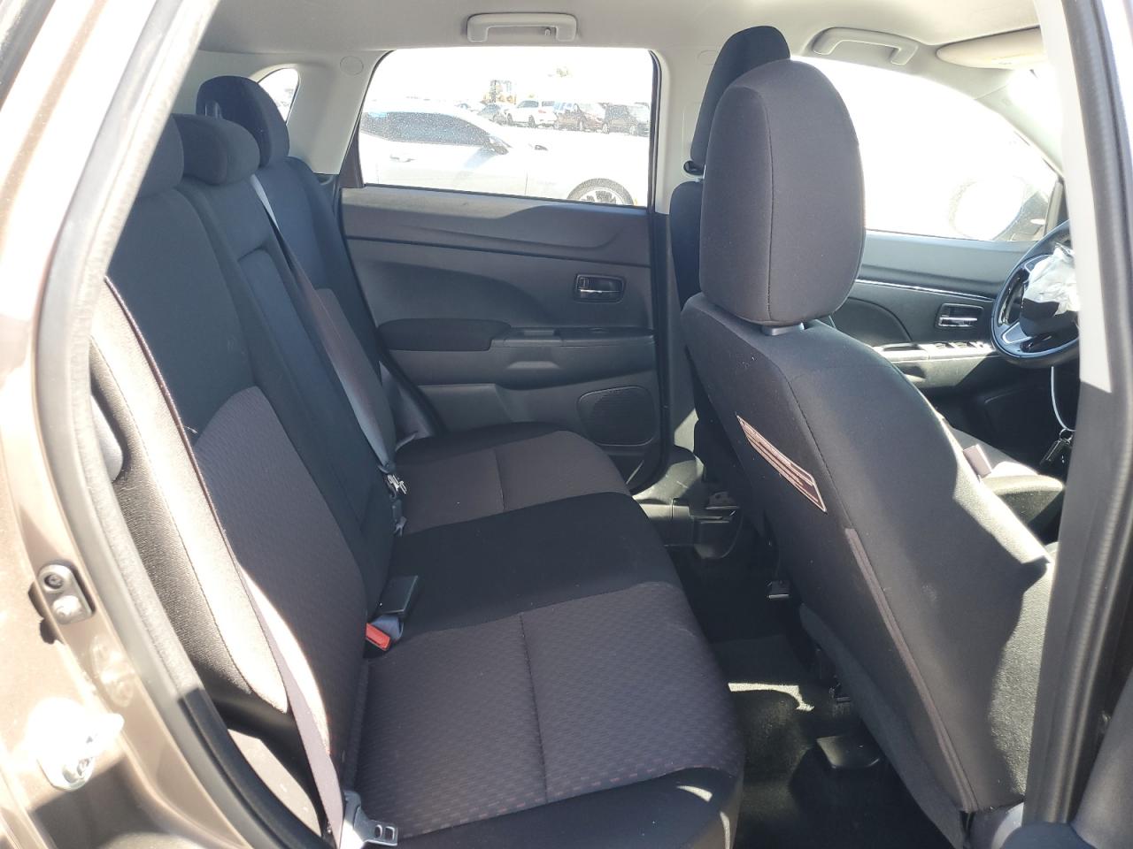 2017 Mitsubishi Outlander - Image 11