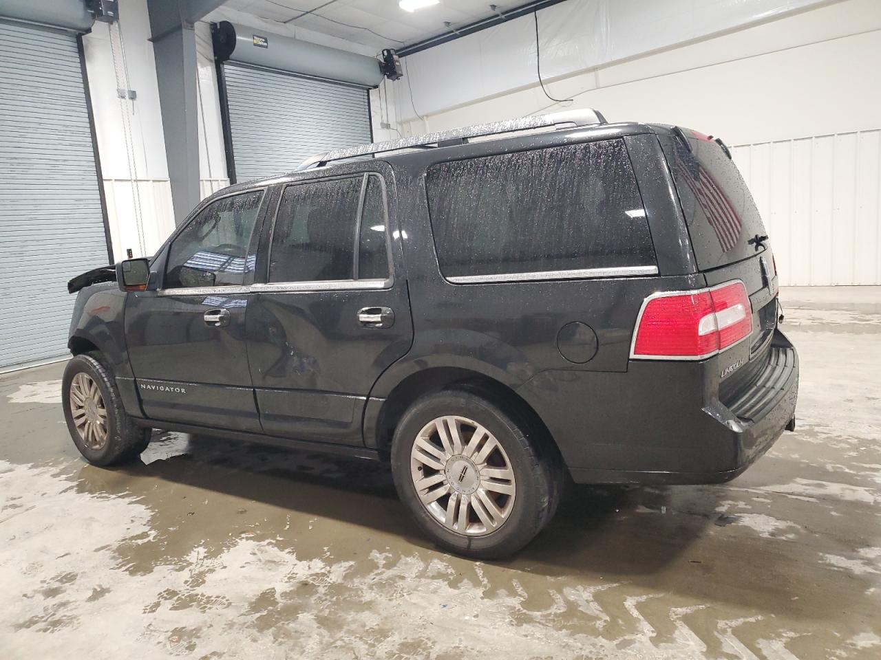 2014 Lincoln Navigator - Image 2