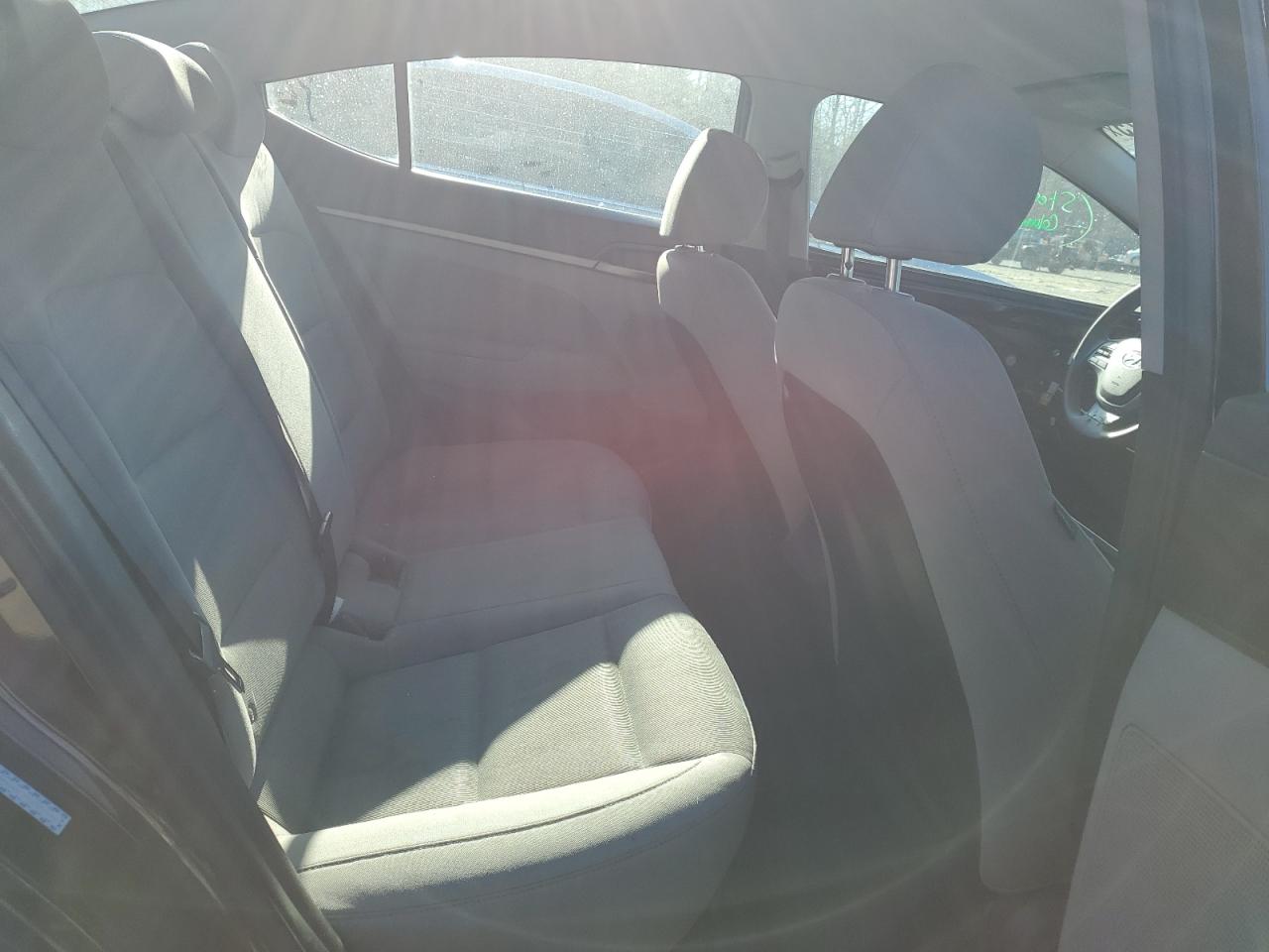 2017 Hyundai Elantra - Image 10