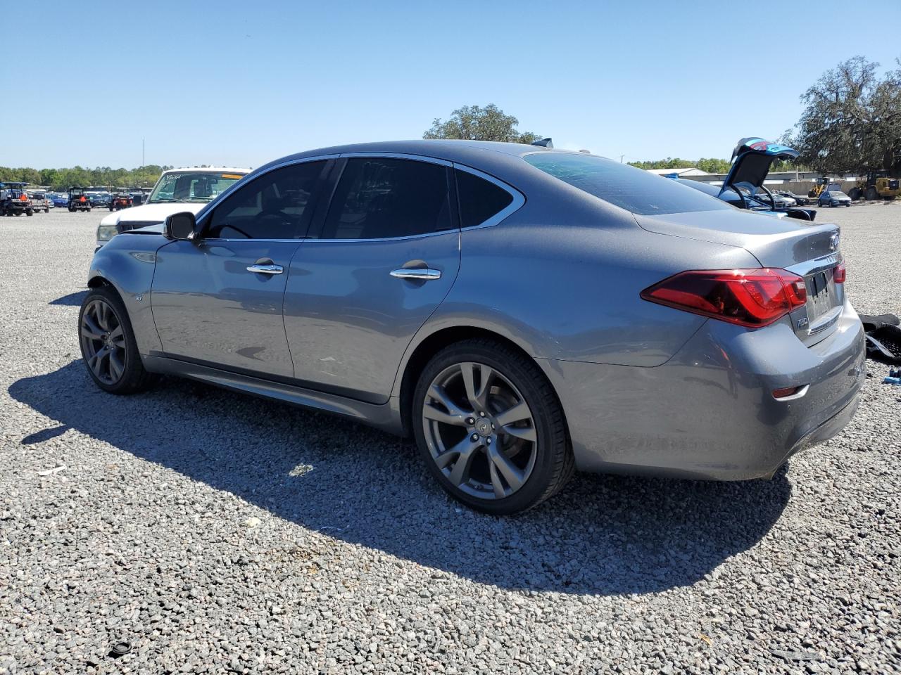 2015 Infiniti Q70 - Image 2