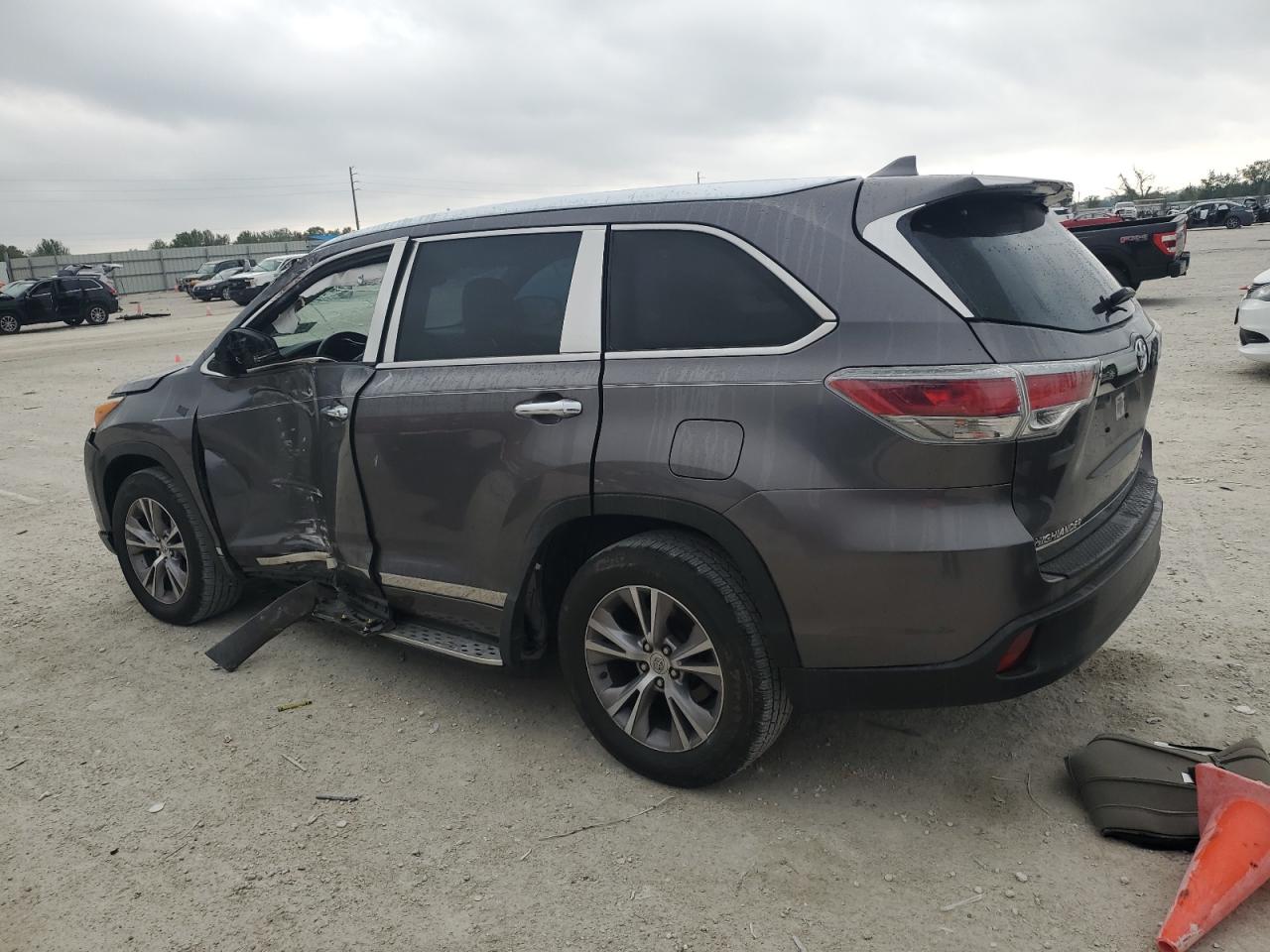 2015 Toyota Highlander - Image 2