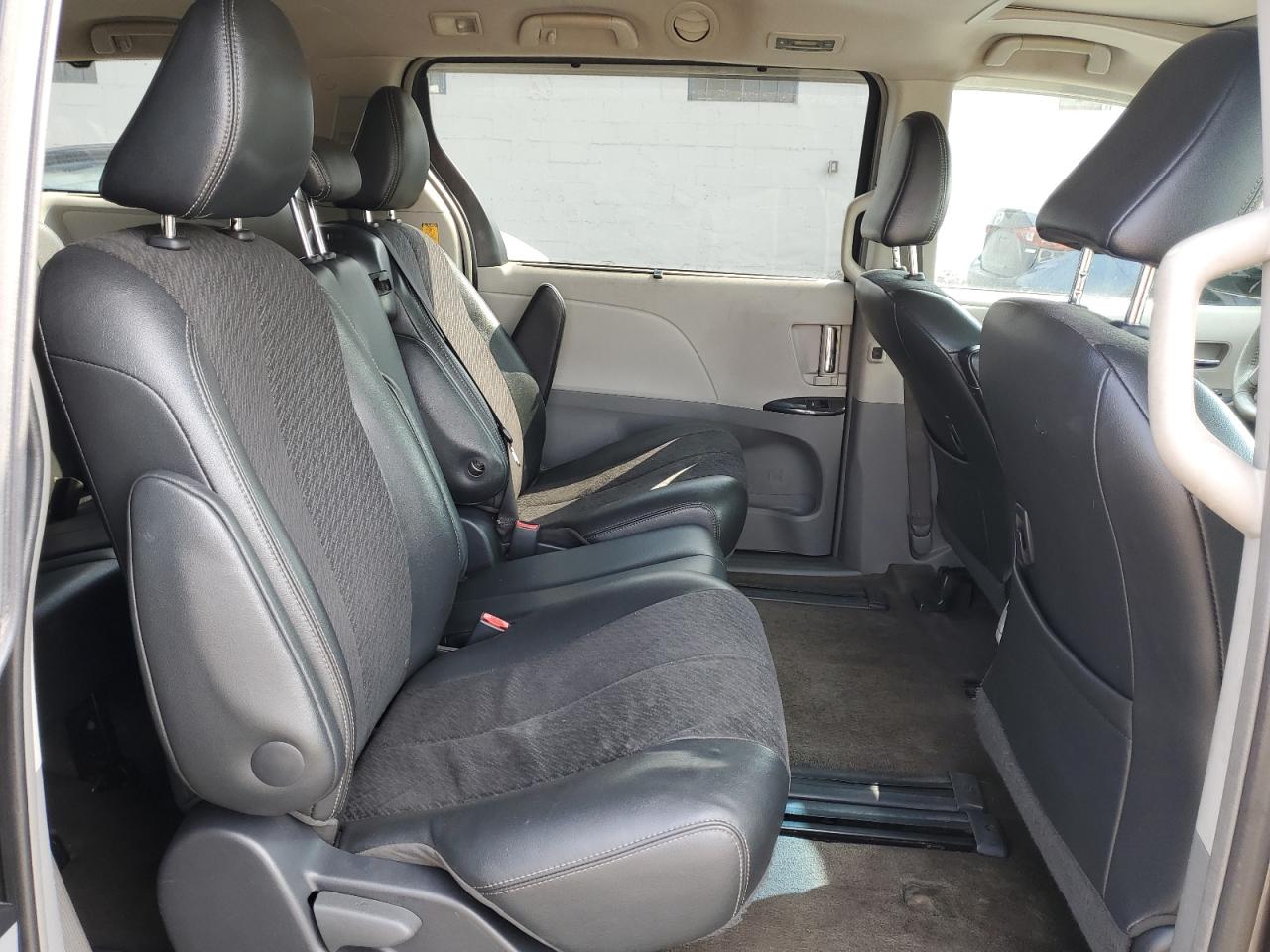 2012 Toyota Sienna - Image 11
