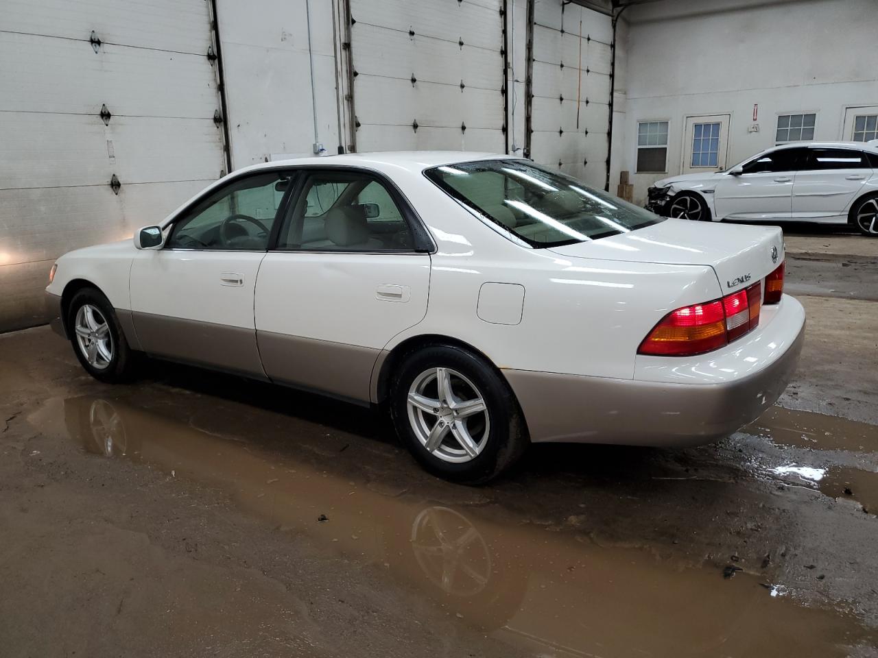1999 Lexus ES - Image 2