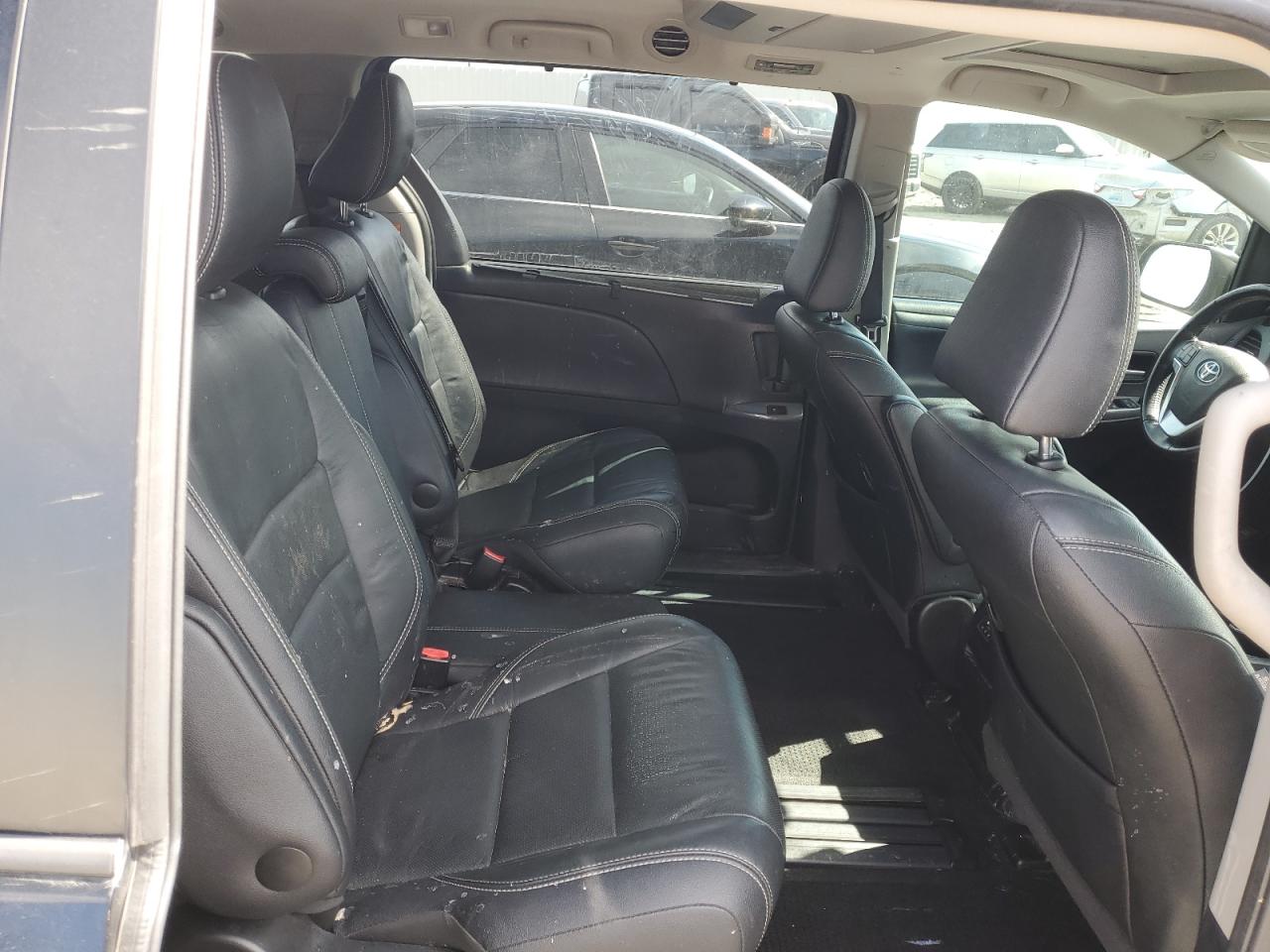 2016 Toyota Sienna - Image 11