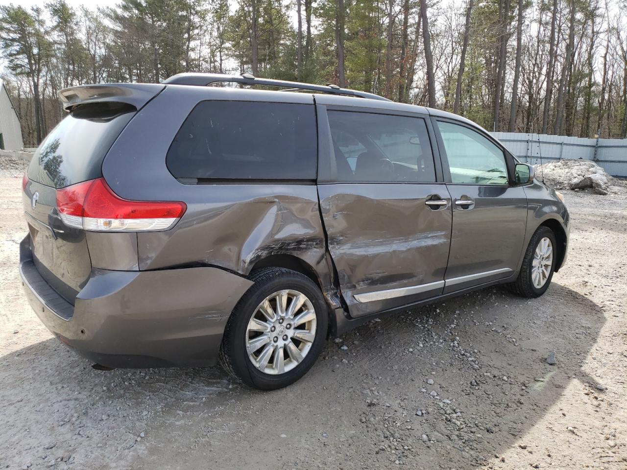 2012 Toyota Sienna - Image 3