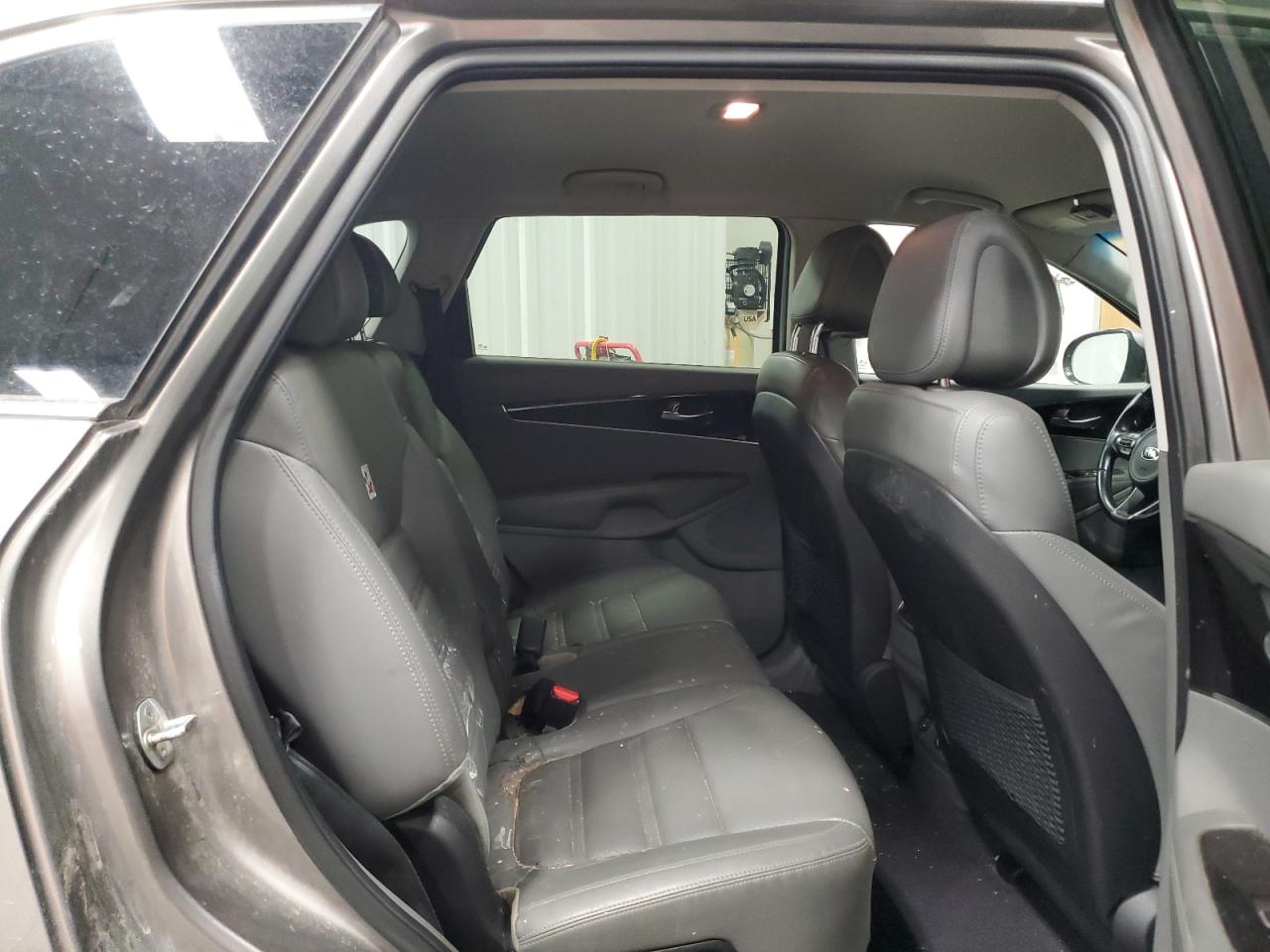 2016 Kia Sorento - Image 11