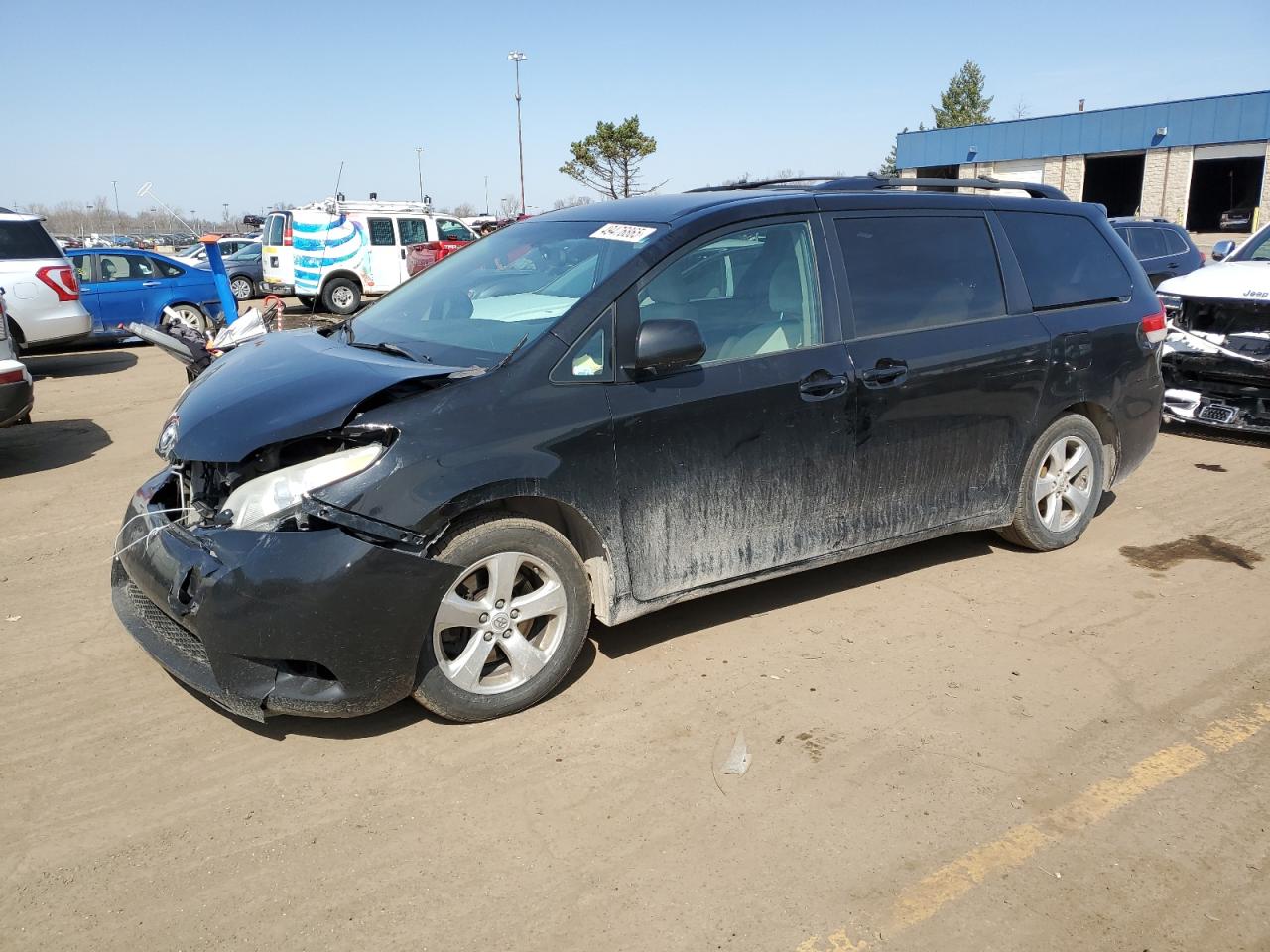 2014 Toyota Sienna Le იყიდება Woodhaven-ში, MI - Front End
