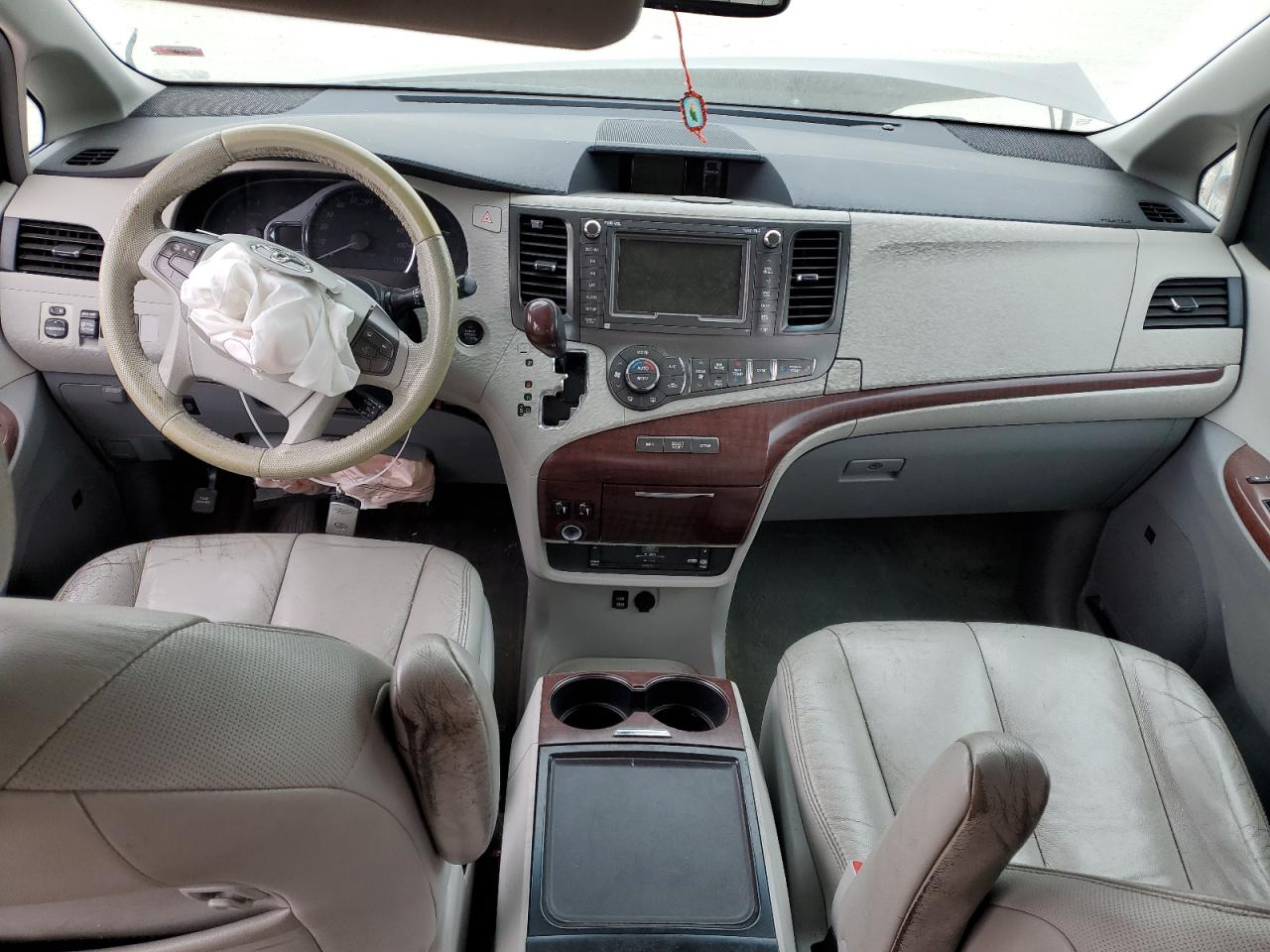 2012 Toyota Sienna - Image 8