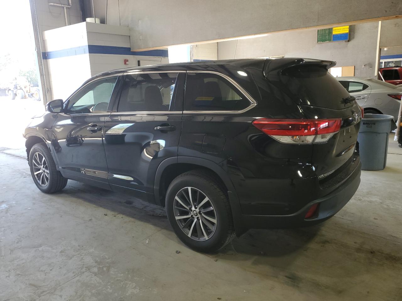 2017 Toyota Highlander - Image 2